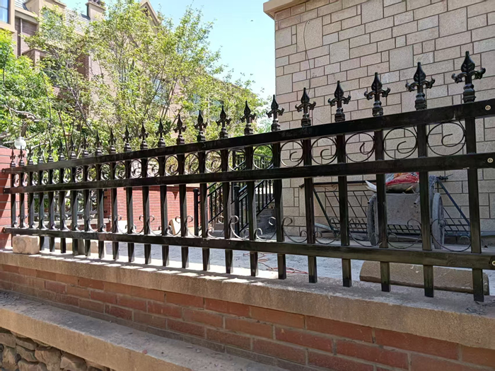 选购铁艺大门有什么要注意的